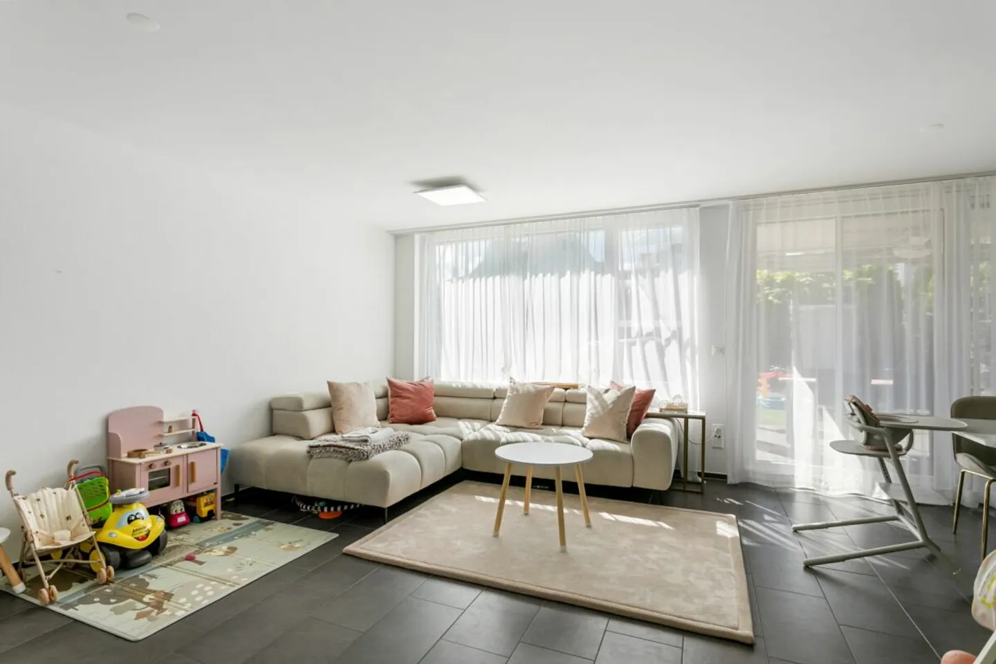 Maison familiale moderne avec vue sur le lac et jardin - Photo 8 sur 13