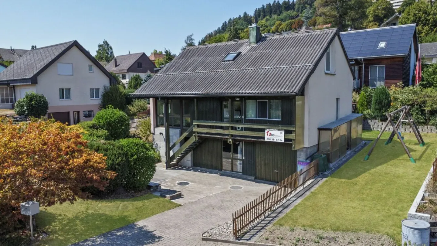 5½-Zimmer-Einfamilienhaus, freistehend, zentral, sonnig, mit Potenzial - Photo 1 of 10