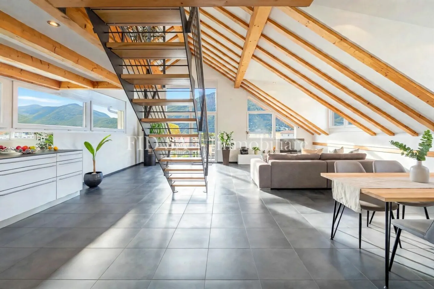 GORDOLA - Geräumige Dachgeschosswohnung in einer Residenz mit nur 4 Einheiten - Foto 2 von 8