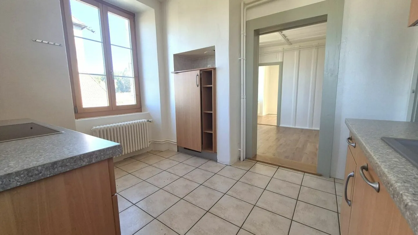 Charm of the old and absolute calm: 5.5-room apartment in Planchettes - Photo 4 of 12