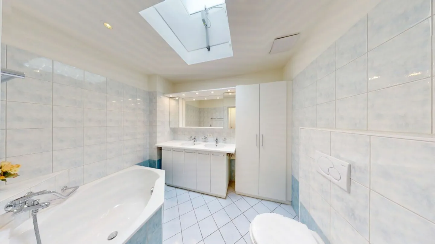 Ready for immediate occupancy - bright penthouse apartment in Aesch BL - Photo 13 of 13