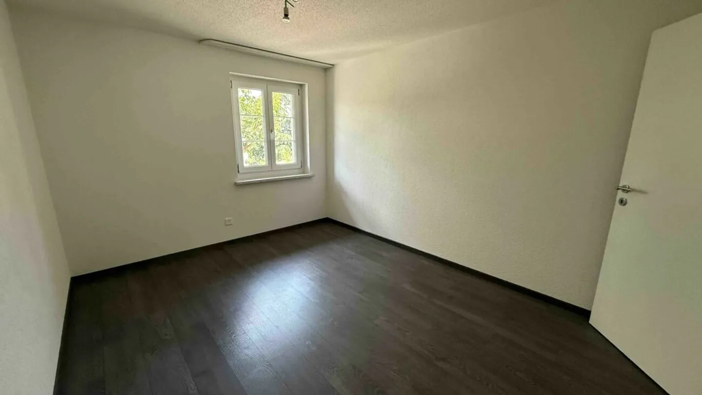 Appartamento moderno di 5,5 stanze in una posizione tranquilla - Foto 7 di 13
