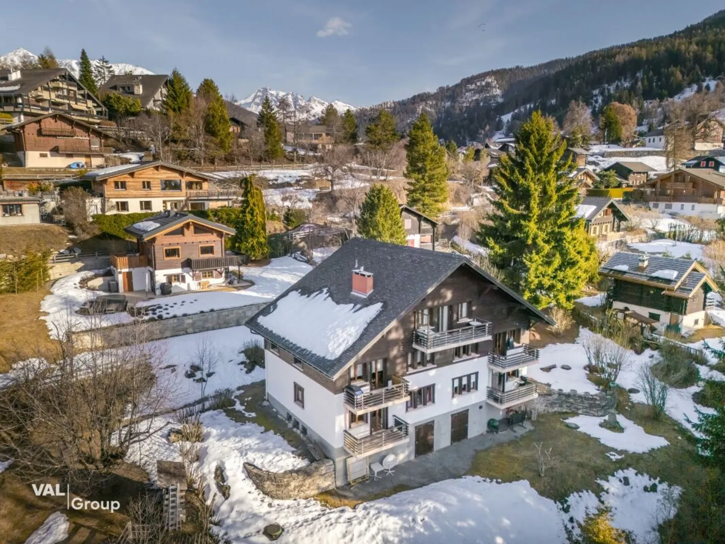 Un cocoon alpino luminoso con camino e vista libera - Foto 10 di 13