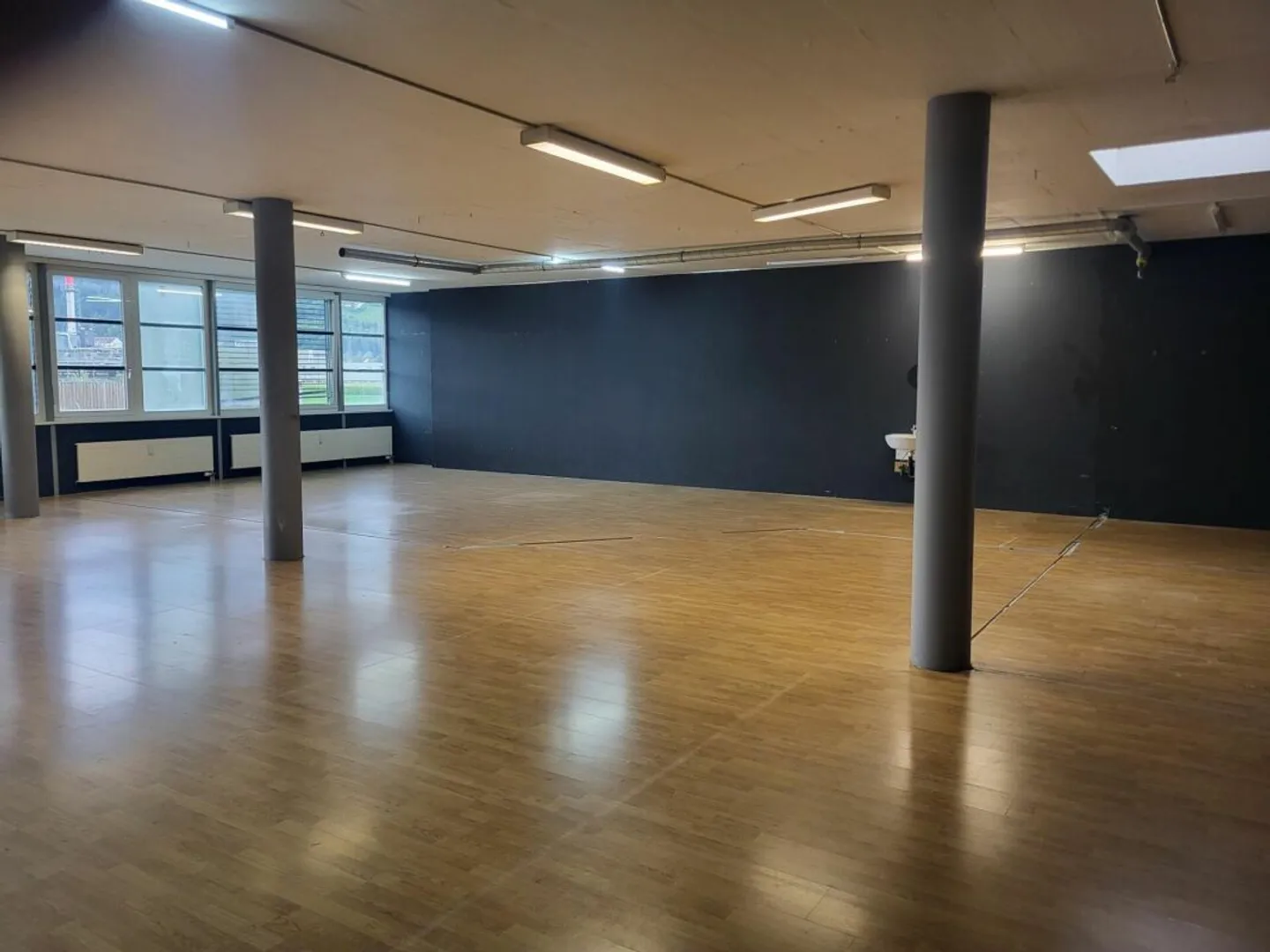 Helle, moderne Gewerberäume in Berschis - Foto 2 di 6