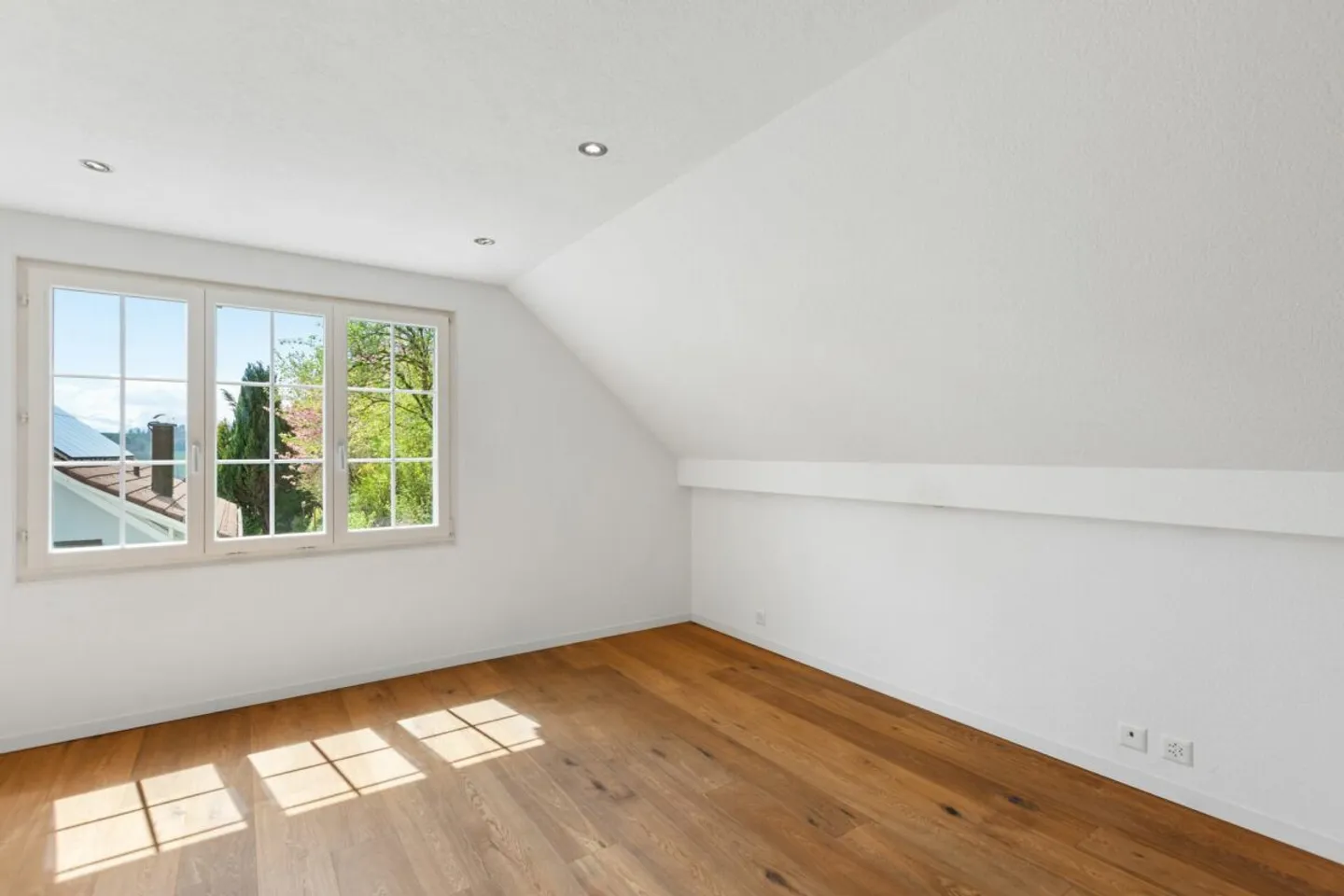 Idyllic, detached 6.5-room single-family house in sunny hillside location - Photo 8 of 12