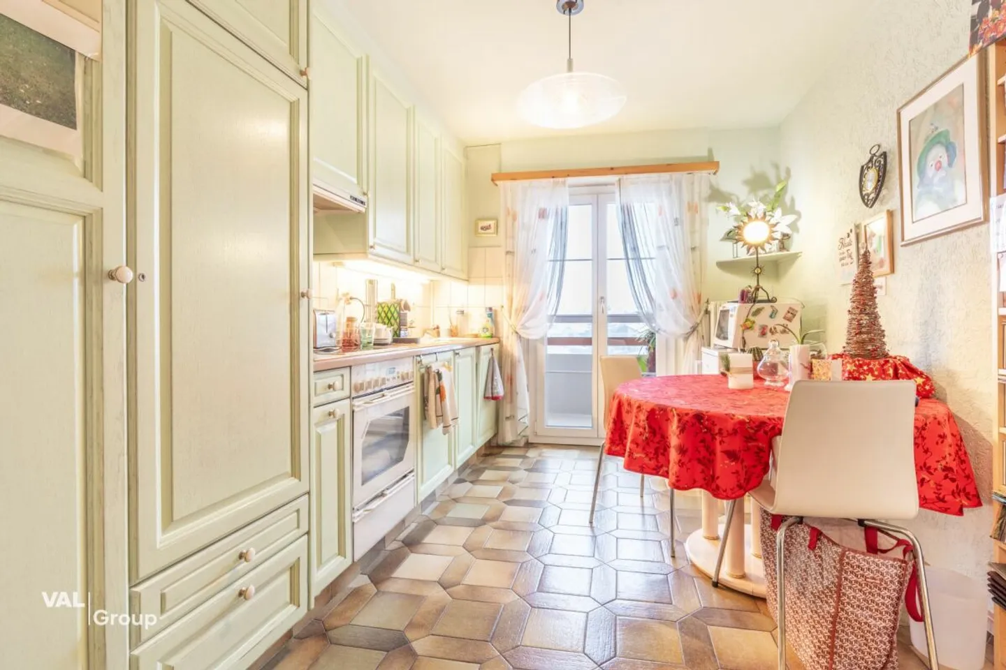 Bright attic in the heart of amenities - Photo 3 of 9