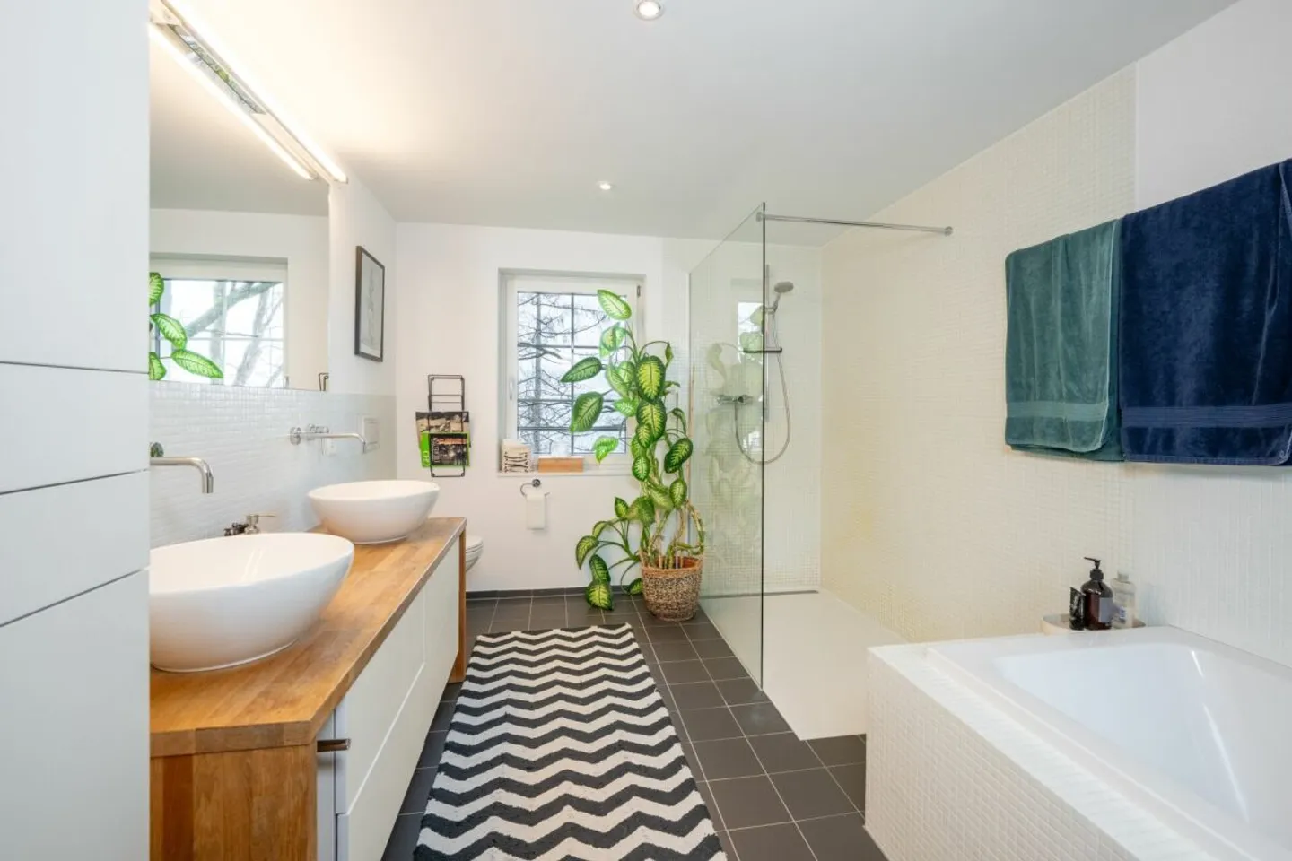 Magnifique maison individuelle modernisée avec une intimité absolue et vue sur le lac - Photo 10 sur 13