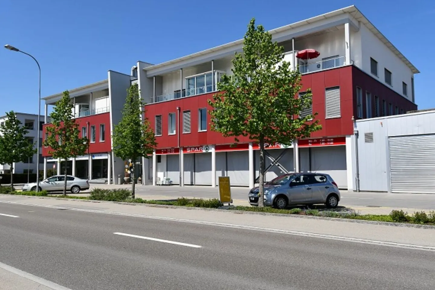 Outdoor parking spaces for rent - Photo 2 of 3