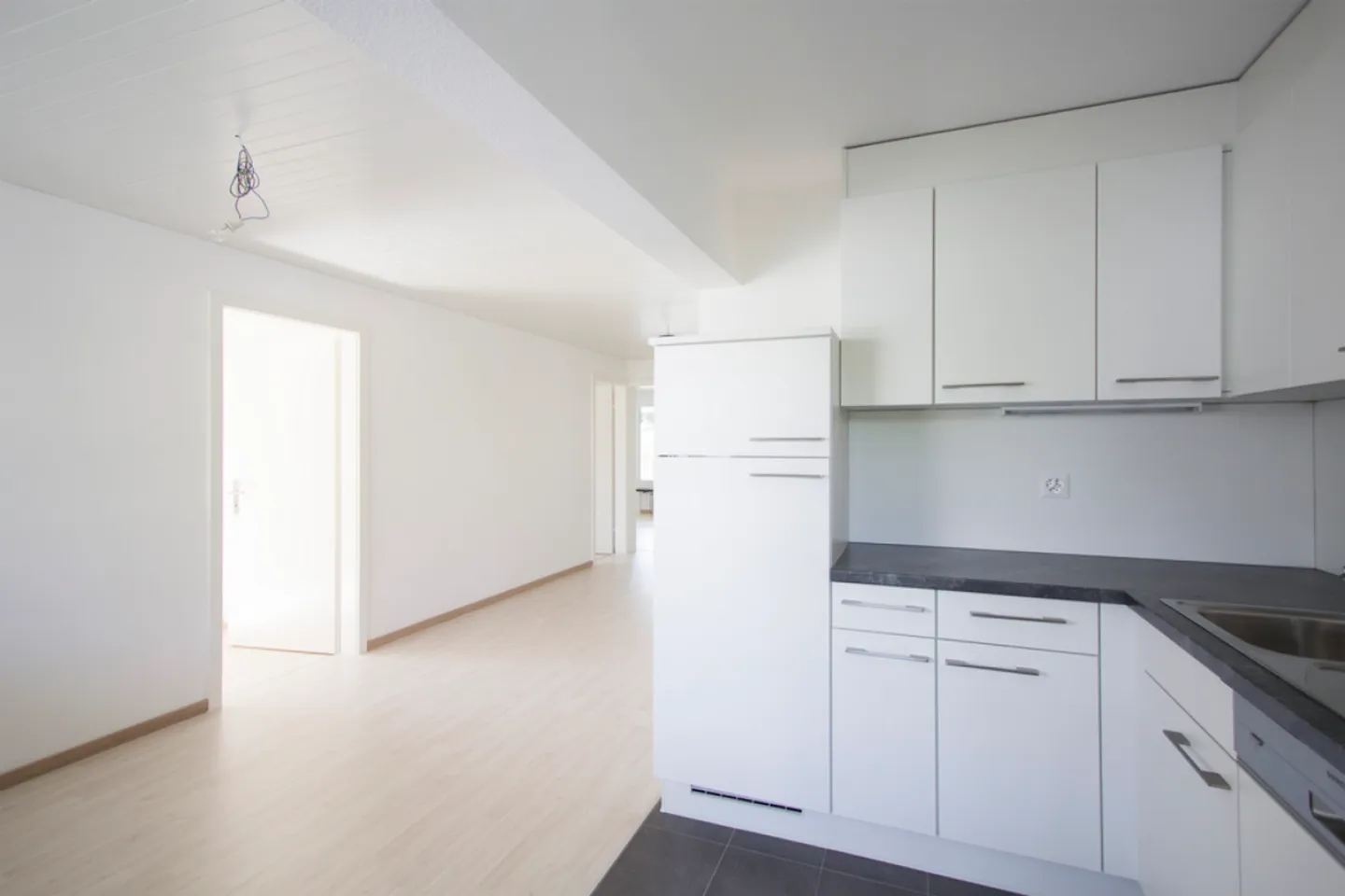 Luminoso appartamento di 4,5 stanze con balcone e cucina moderna - Foto 3 di 11