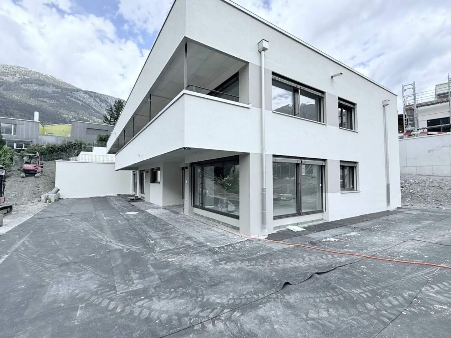 Appartement au rez-de-chaussée unique avec vue alpine à Brig et grande terrasse ensoleillée - Photo 1 sur 13
