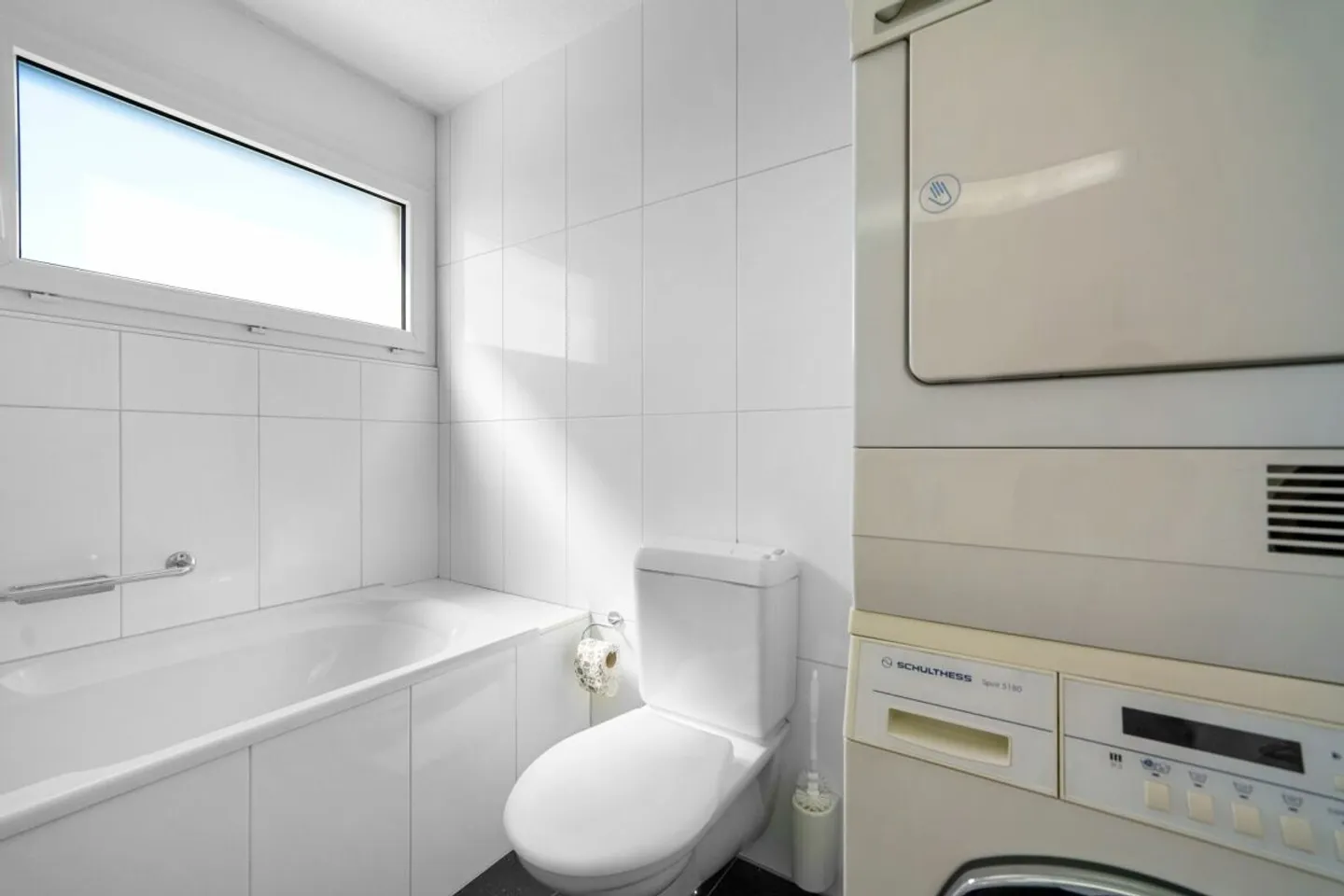 Appartement en duplex spacieux de 5,5 pièces au cœur de Studen - Photo 6 sur 13
