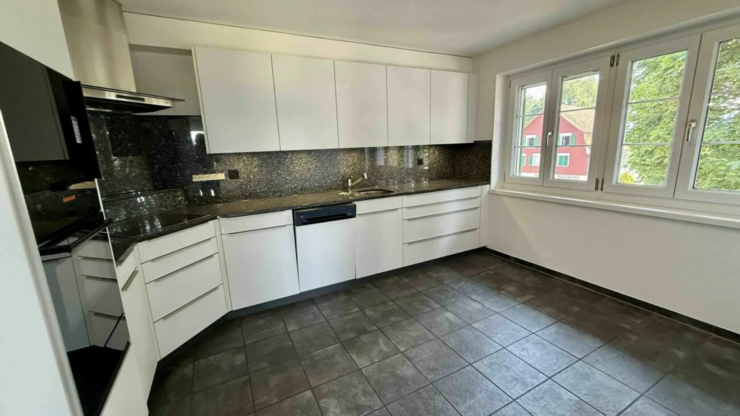 Appartamento moderno di 5,5 stanze in una posizione tranquilla - Foto 4 di 13