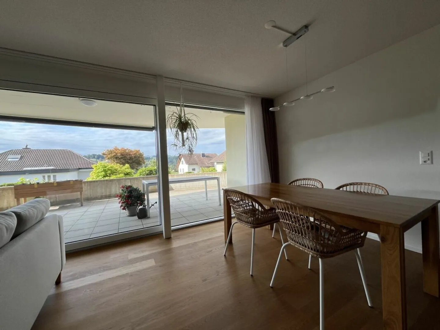Modern and bright 3.5-room ground floor apartment - Photo 2 of 12