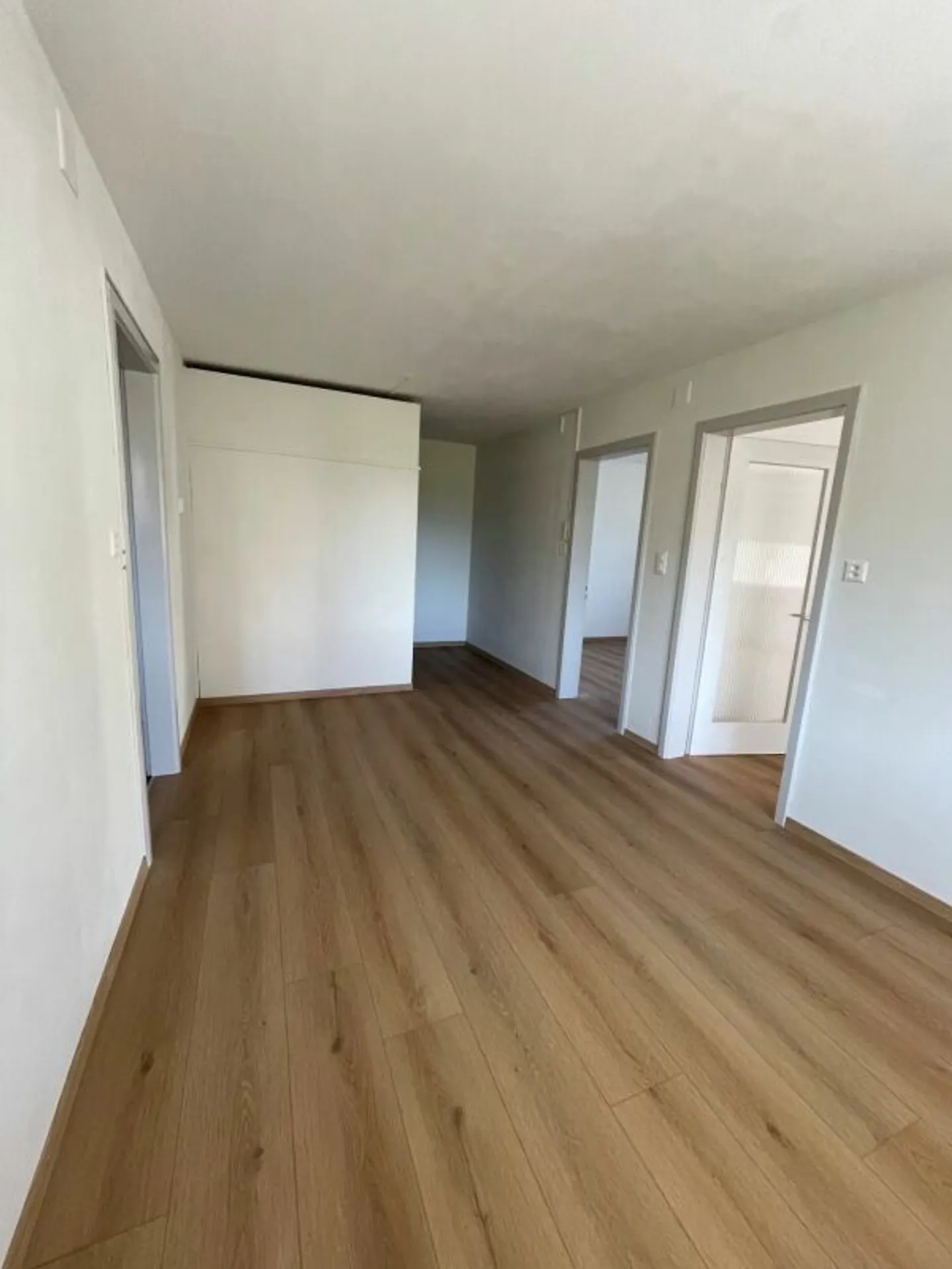 Ampio appartamento di 2 ½ stanze vicino al centro - Foto 4 di 13
