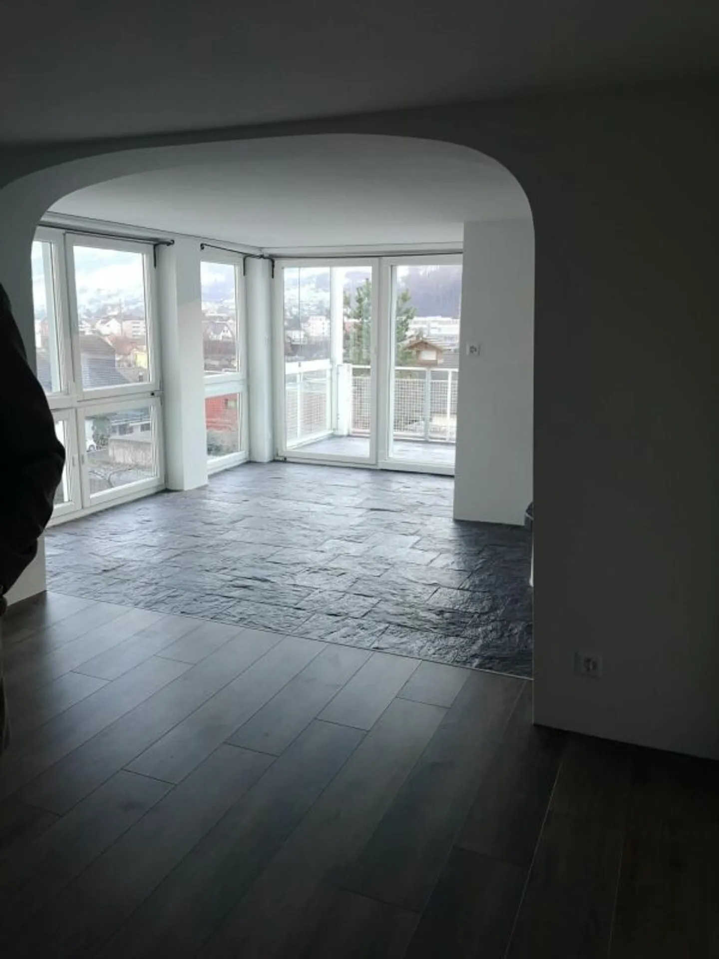Ruhige Hanglage im Weinberg: Exklusive 4-Zimmer-Wohnung mit grosszügigem Parkangebot - Foto 2 von 10