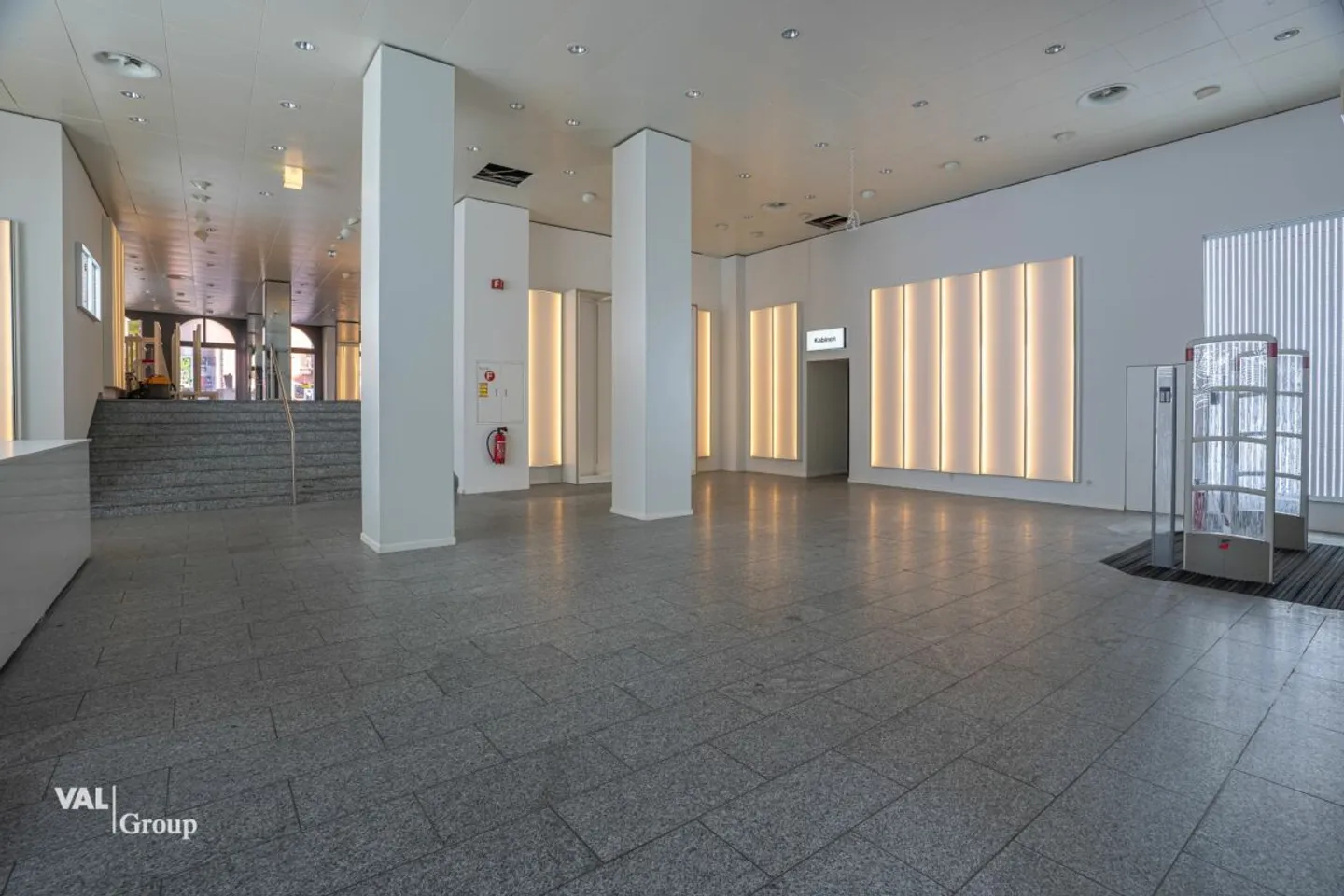 Ampio e luminoso locale in affitto su una strada vivace e molto frequentata - Foto 9 di 10