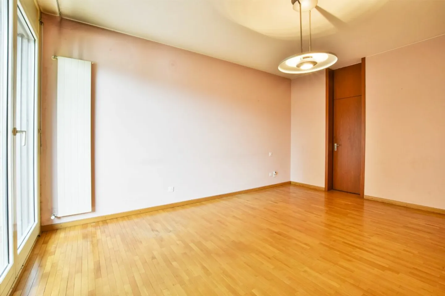 Appartement spacieux à rénover dans un quartier résidentiel - Photo 8 sur 13