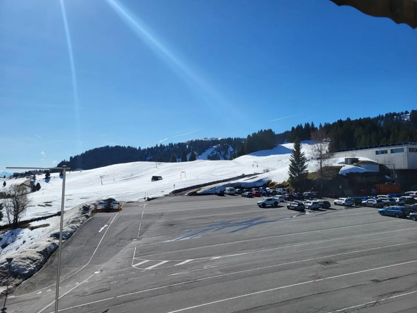 Ski-in/Ski-out: Modern apartment with stunning mountain views - Photo 6 of 13