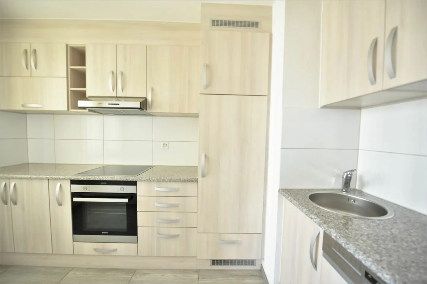 Geräumige 4,5-Zimmer-Wohnung in ruhiger Lage mit Balkon, Parkplatz und guter Erreichbarkeit - Foto 2 von 12