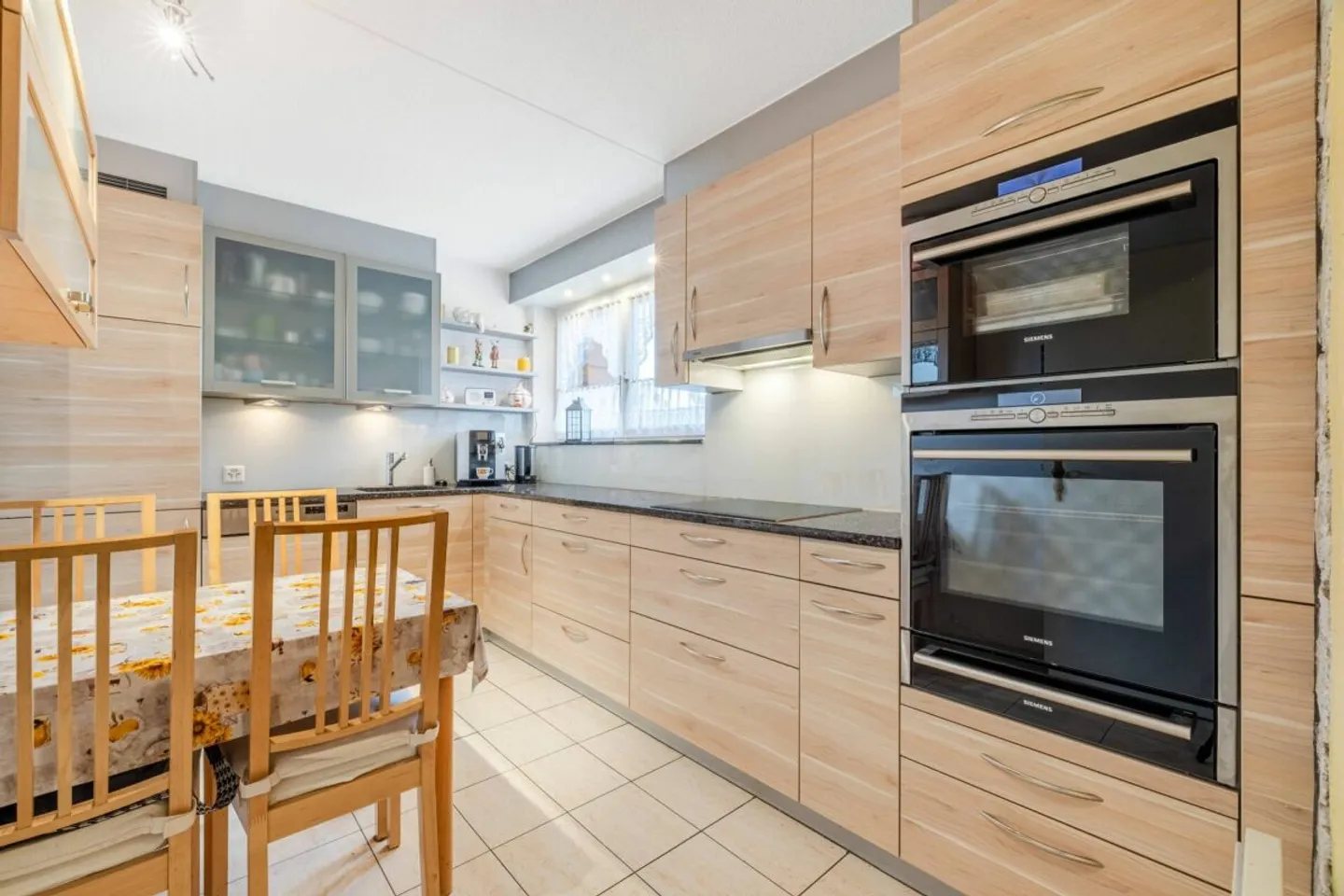 Appartamento 4.5 stanze ristrutturato con stile in una zona residenziale tranquilla di Uzwil - Foto 4 di 11