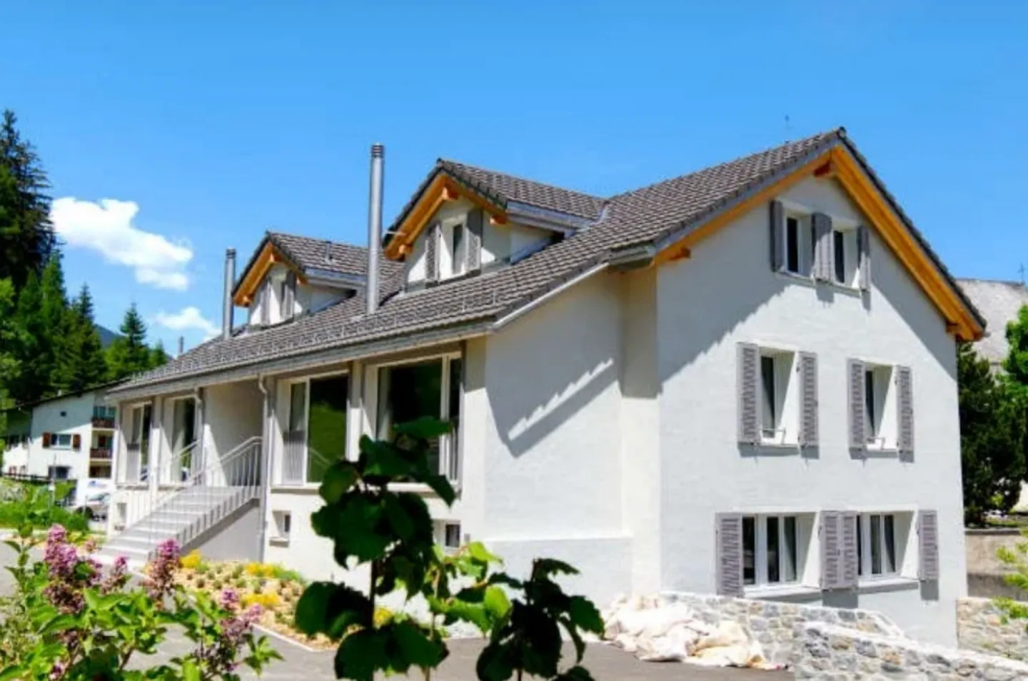 Propriété exclusive à deux maisons avec quatre places de garage et cave voûtée historique à Churwalden - Photo 1 sur 13