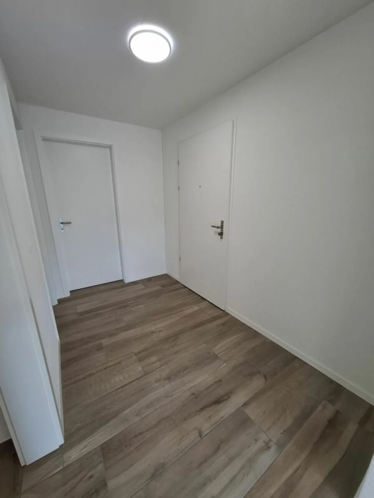 Appartement penthouse 2.5 pièces dans un NOUVEAU BÂTIMENT avec grande terrasse de 52 m², seconde location - Photo 8 sur 10