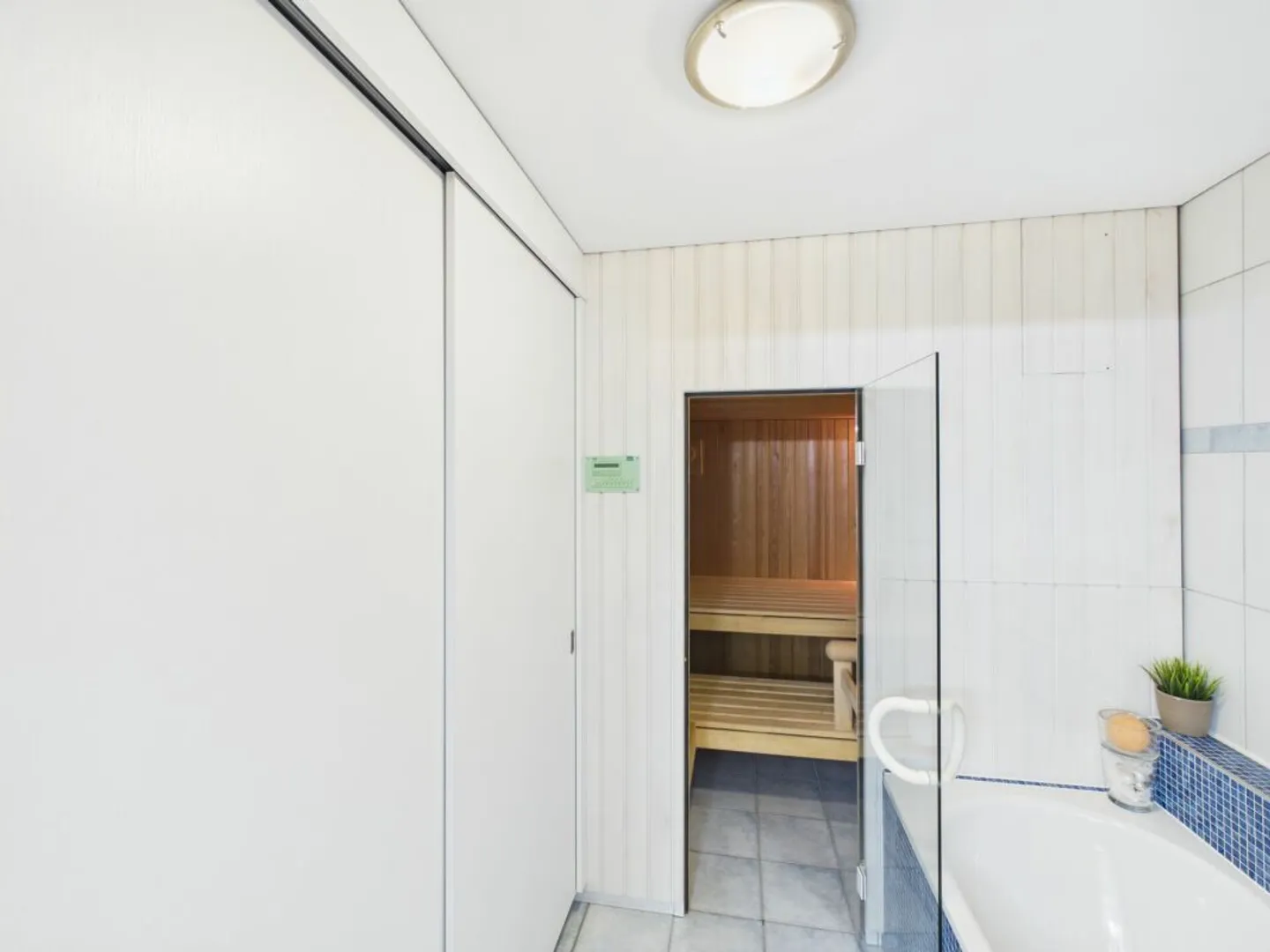 Maison semi-détachée spacieuse et bien entretenue - Photo 9 sur 12