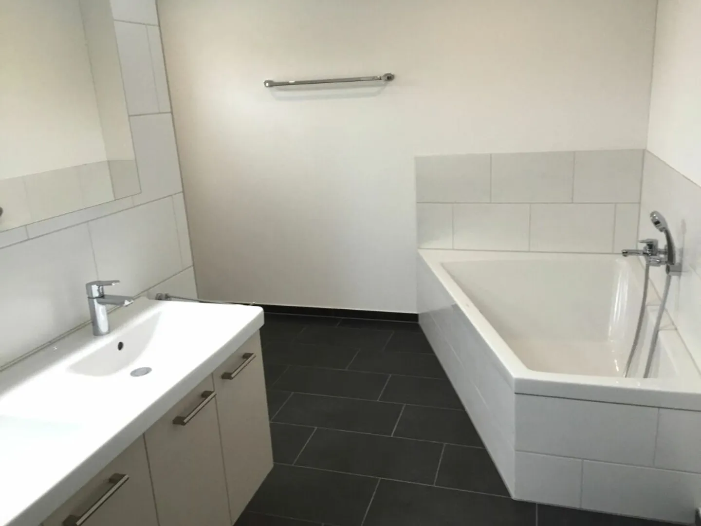 Spacious commercial and residential property with workshop, gallery, and parking spaces - Photo 11 of 13