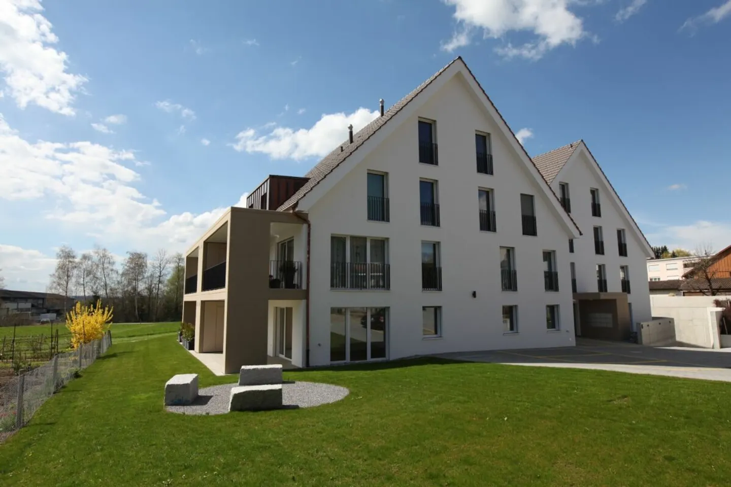 Appartement confortable de 4,5 pièces avec balcon et vue sur la verdure. - Photo 1 sur 11