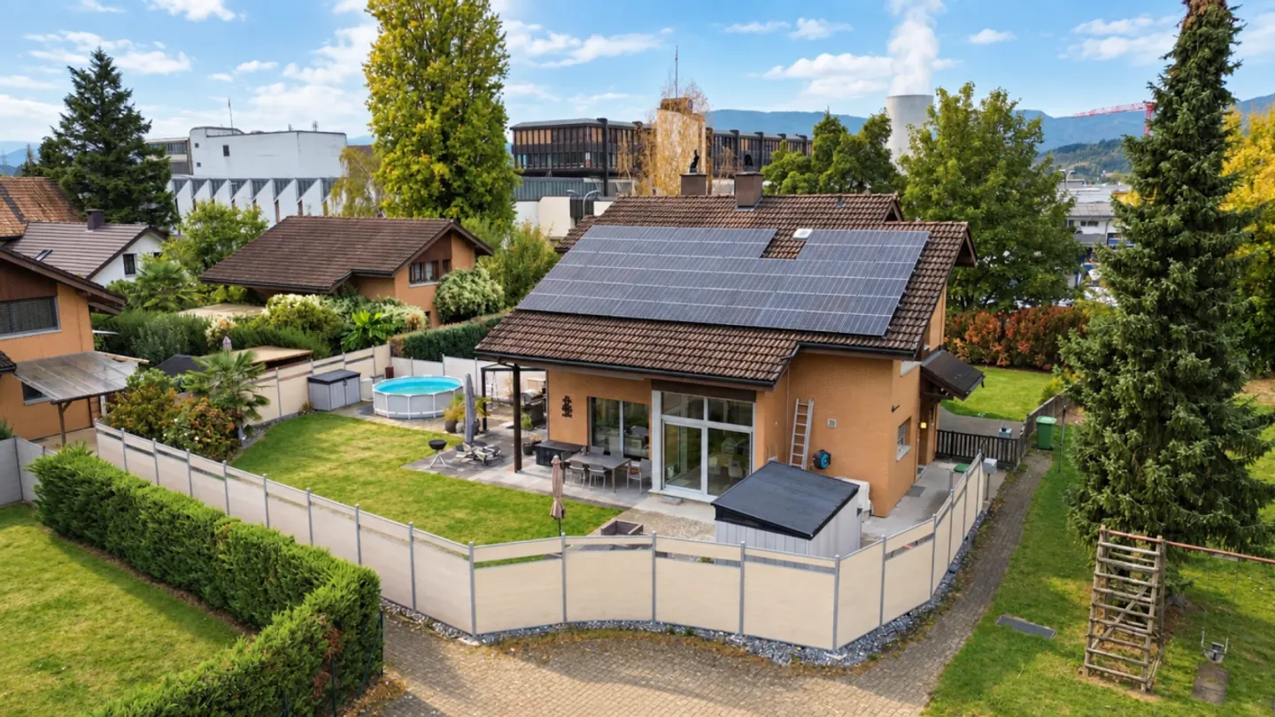 Charmantes Doppeleinfamilienhaus mit Garten - Foto 2 von 13