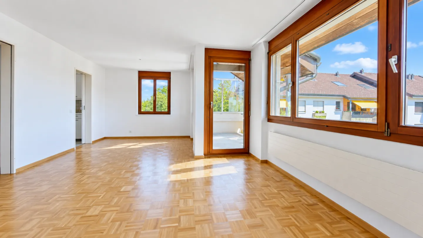 Large Renovated 5.0 Apartment with Large Playground - Photo 2 of 13