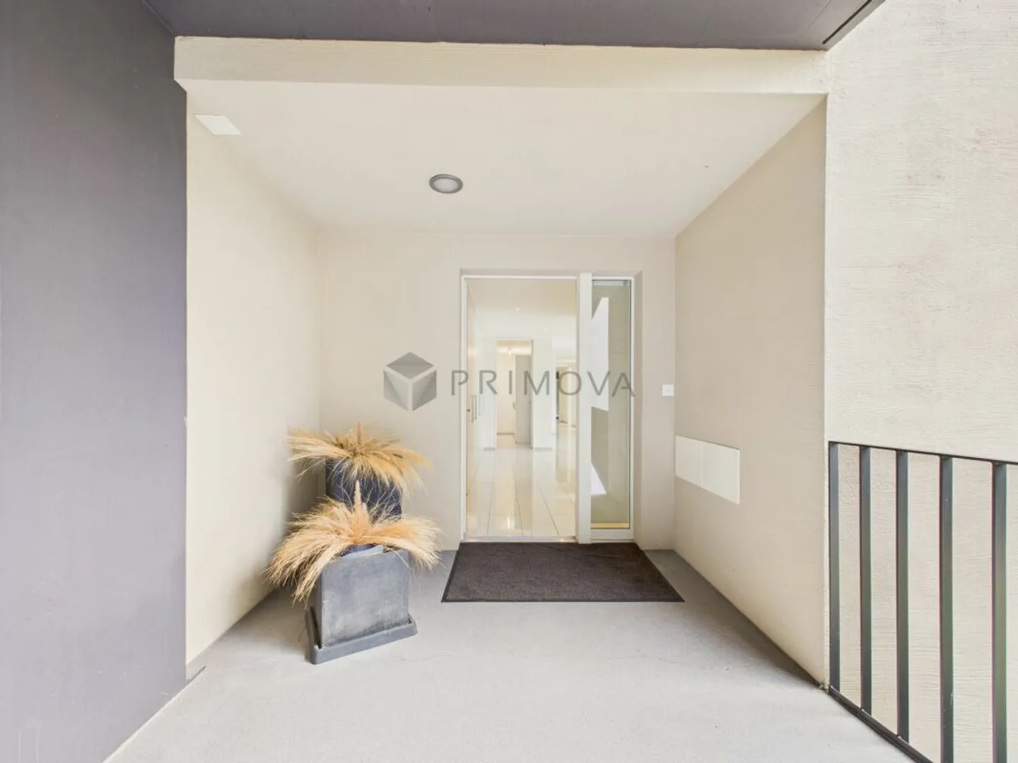 Luxurious terrace apartment with garden and panoramic view of the mountains and the lake! - Photo 3 of 13