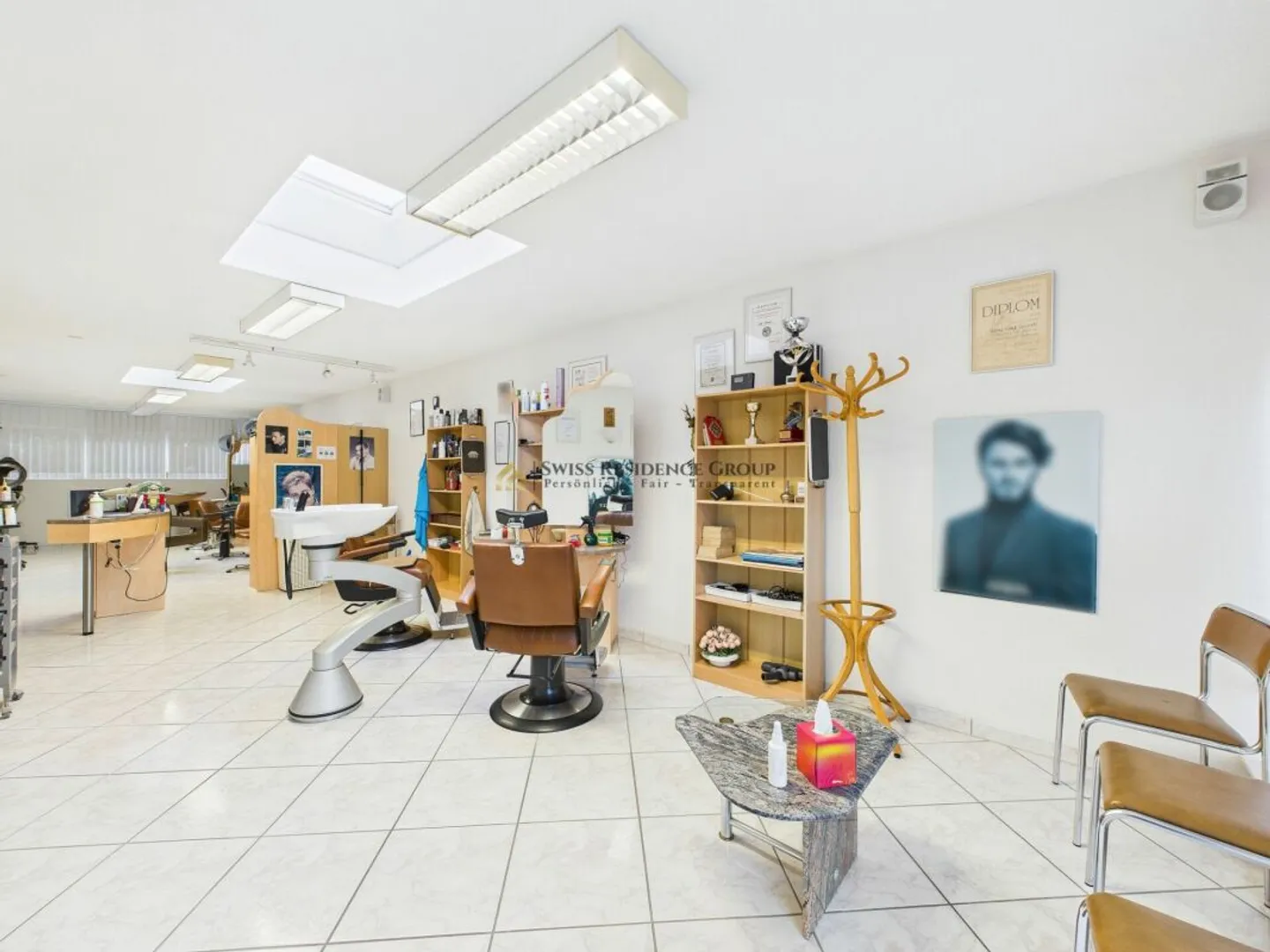 La tua occasione per l'indipendenza - Salone di bellezza affermato con 5 posti auto a Baden - Foto 1 di 7