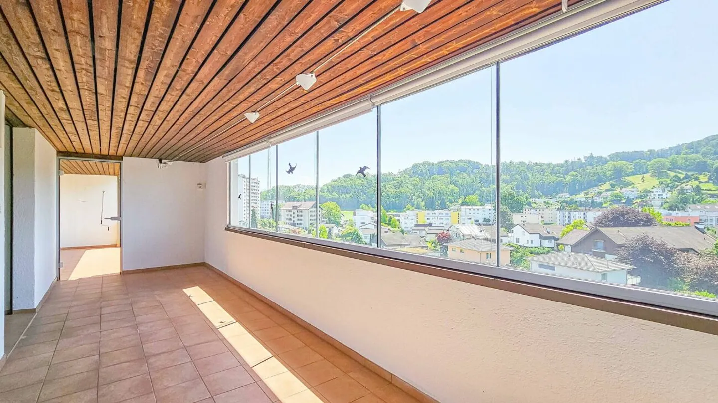 Ampio appartamento attico di 4,5 stanze con giardino d'inverno e bella vista - Foto 13 di 13