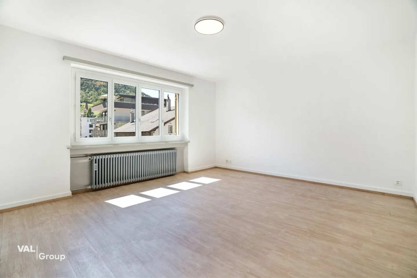 Appartamento moderno ristrutturato di 4,5 stanze nel cuore di Visp - Foto 3 di 13