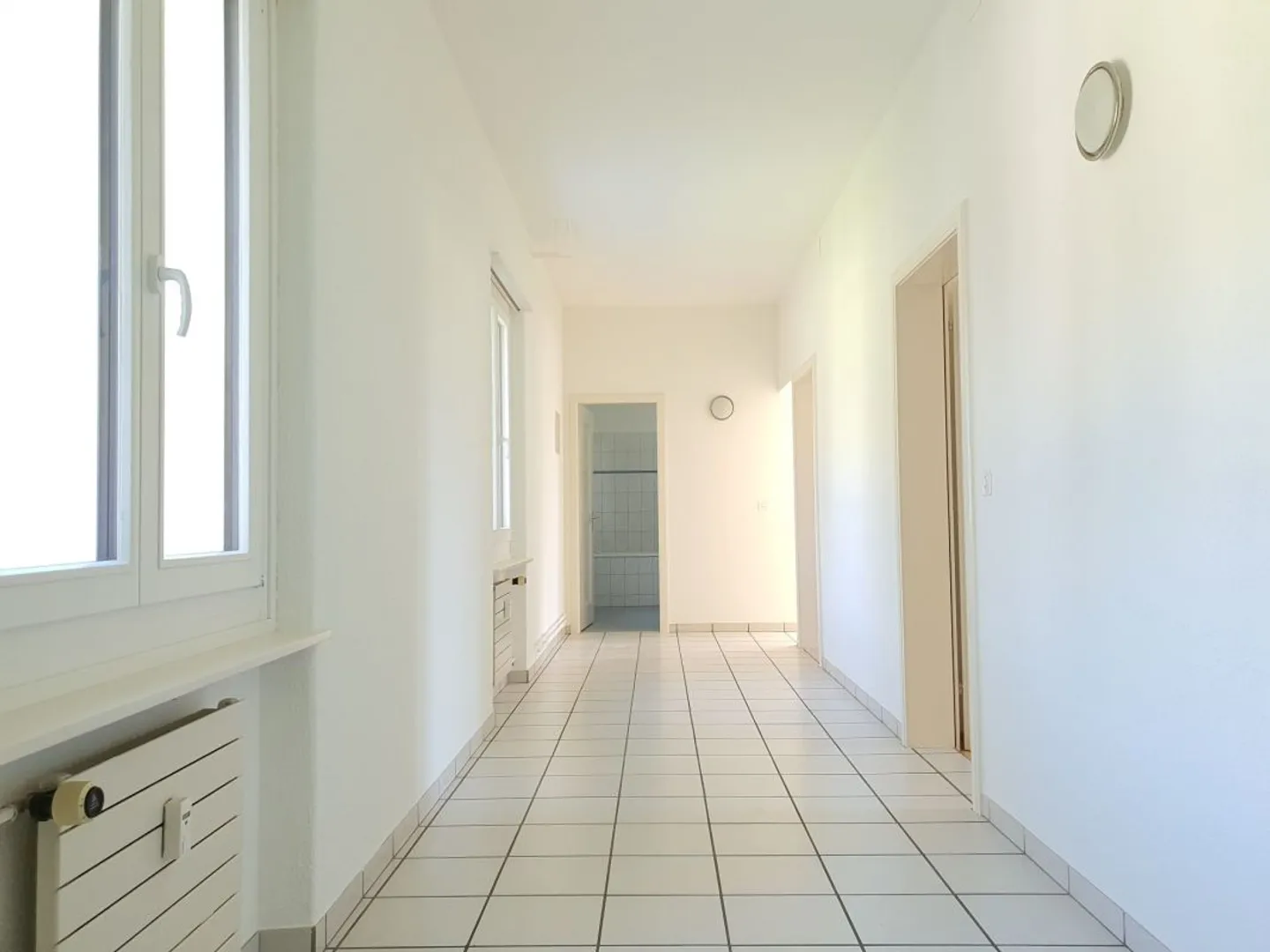 teilsanierte 3.5-Zimmer-Wohnung mit Balkon inmitten grossartiger Bergkulisse - Photo 4 of 9