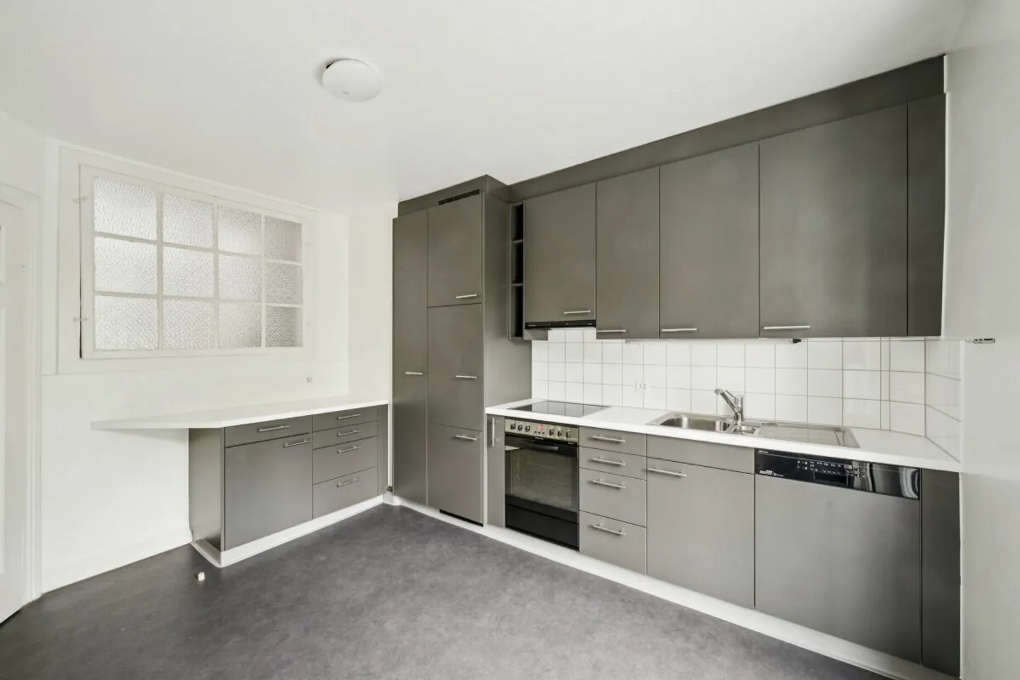 Stylish 3-room apartment - Charming neighborhood in Basel with optimal connections! - Photo 2 of 11