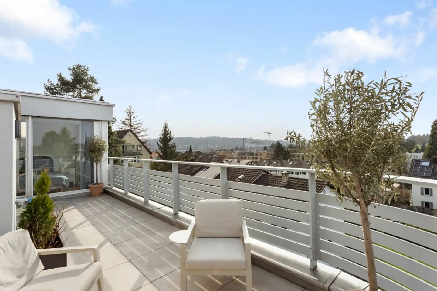 Elegante Attikawohnung an sonniger Hanglage in Zürich-Seebach - Photo 3 of 9