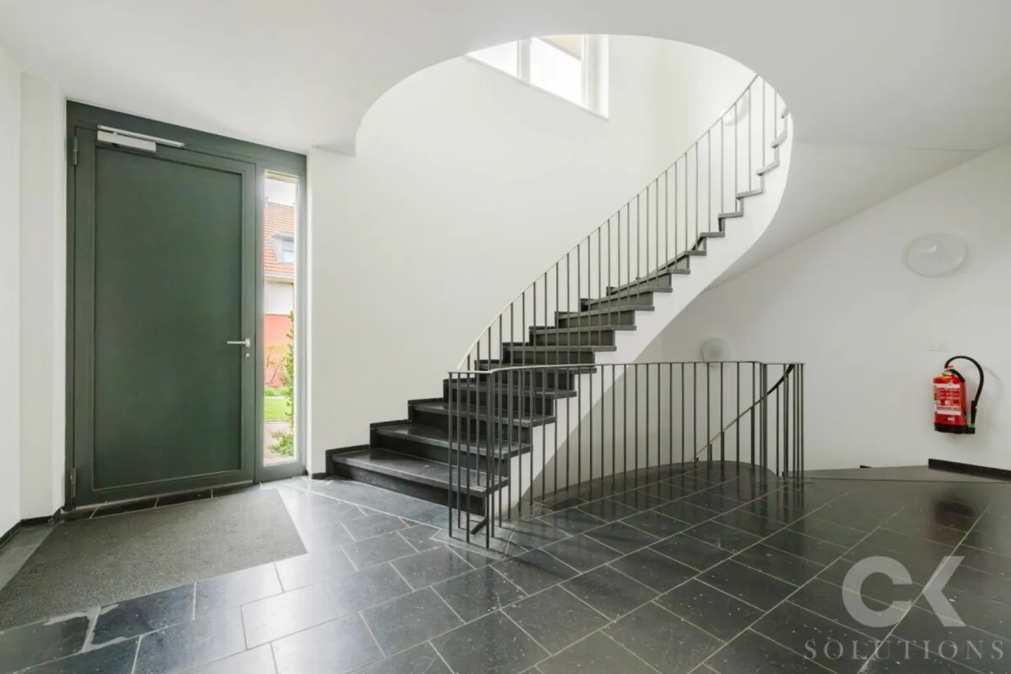 Spazioso appartamento con giardino di 5 locali a Oberwil - Vivere con stile, spazio e natura - Foto 3 di 13