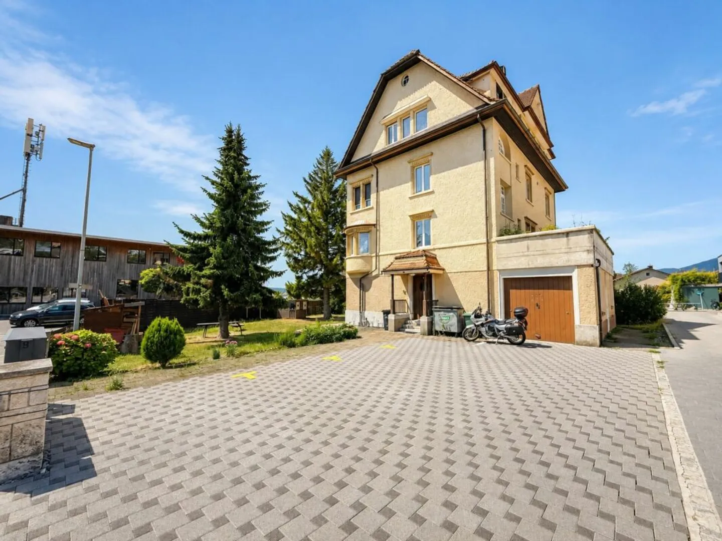 Multi-family house with 4 residential units in a central location in Bellach - Photo 1 of 13