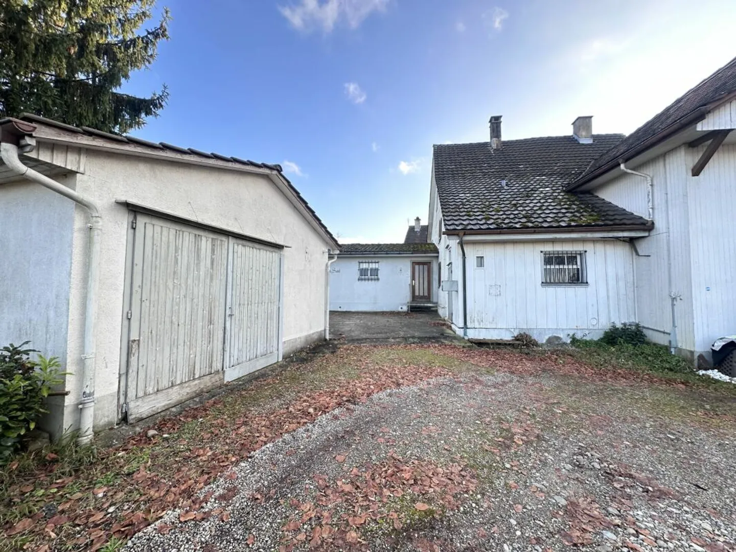 Single-family house with development potential - Photo 2 of 10