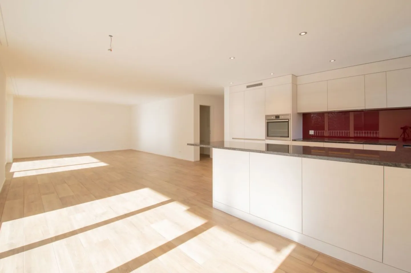 Spacious, modern apartment in a sunny location - Photo 2 of 13