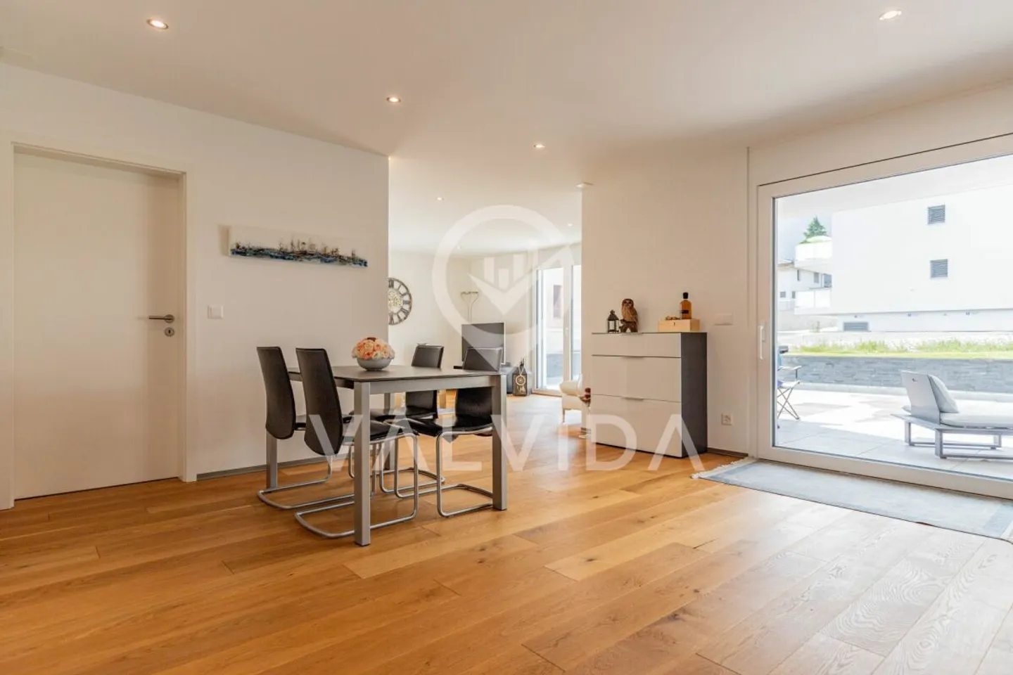 Moderne 5.5-Zimmerwohnung mit grosser Terrasse in Susten - Foto 7 von 13