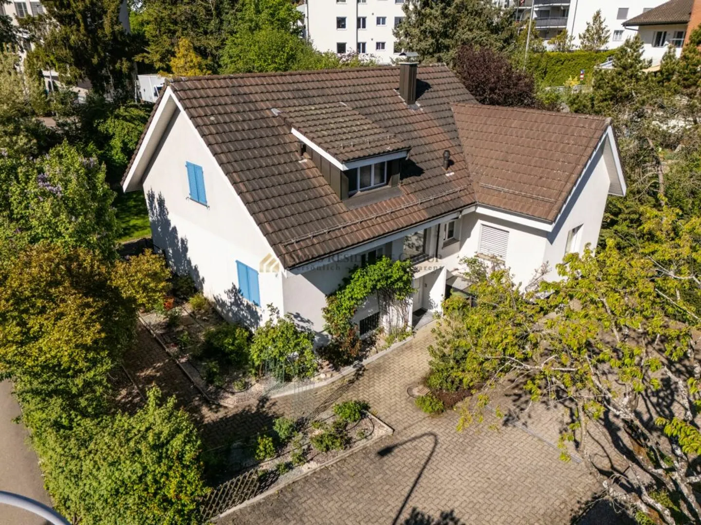 Exklusives 6.5-Zimmer-Einfamilienhaus mit grosszügigem Garten - Foto 1 di 13