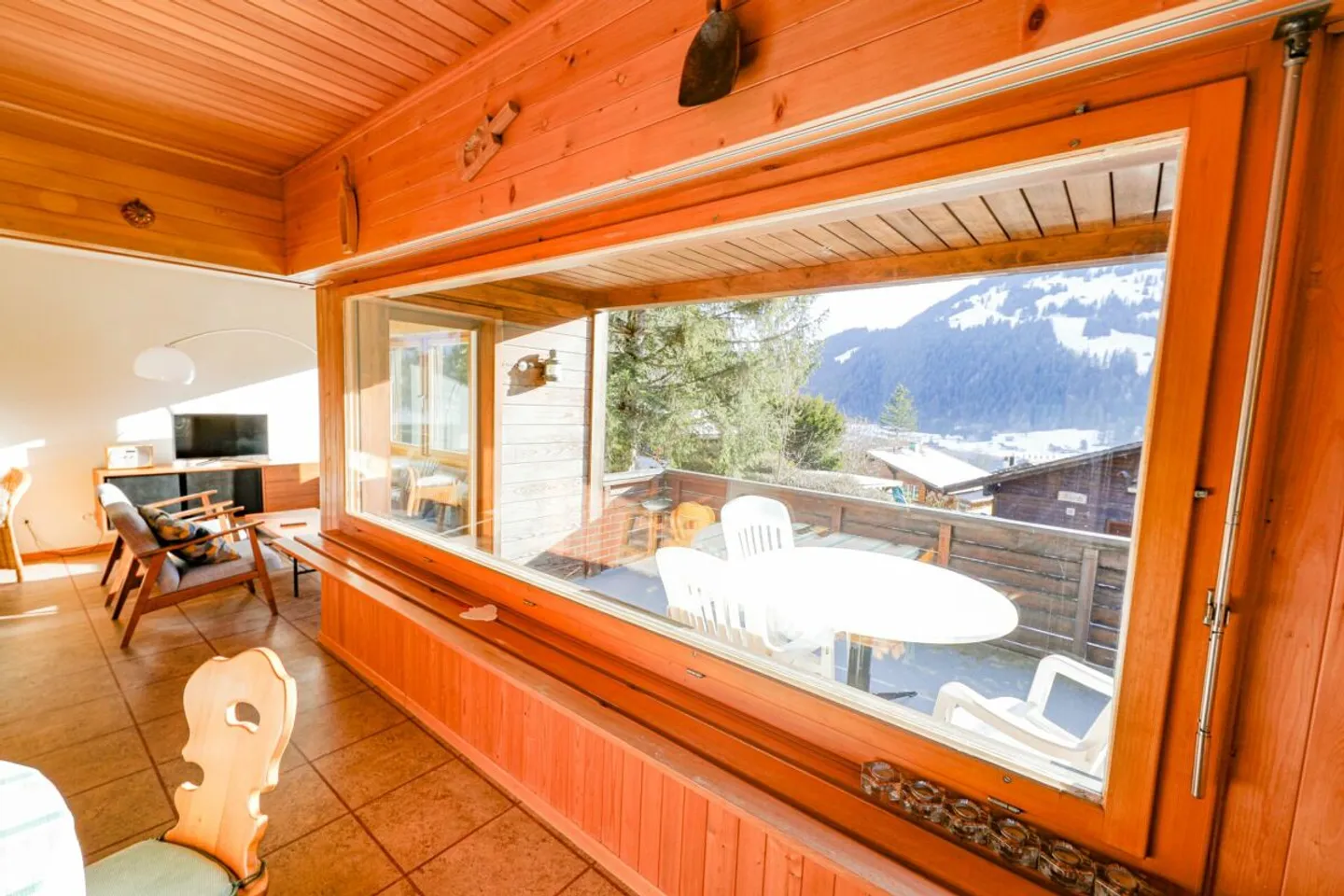 Chalet rustico con due unità abitative e garage in un ambiente idilliaco - Foto 5 di 12