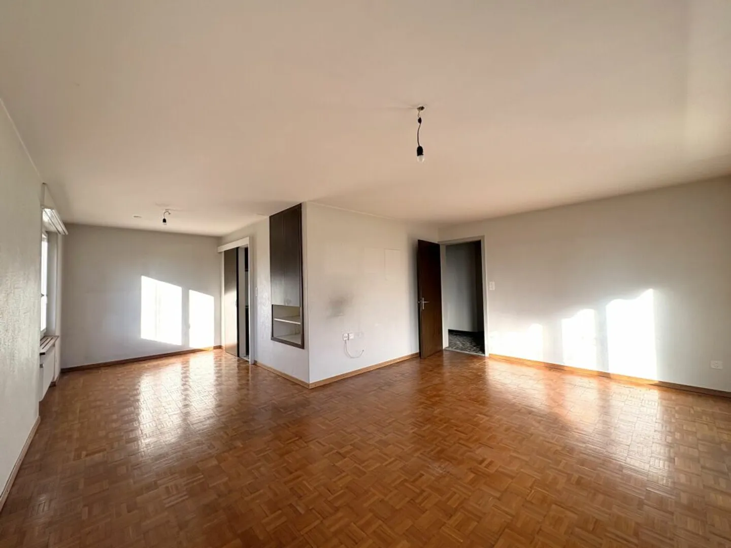 Renovationsbedürftiges Einfamilienhaus mit viel Potenzial und grossem Umschwung - Photo 3 of 13