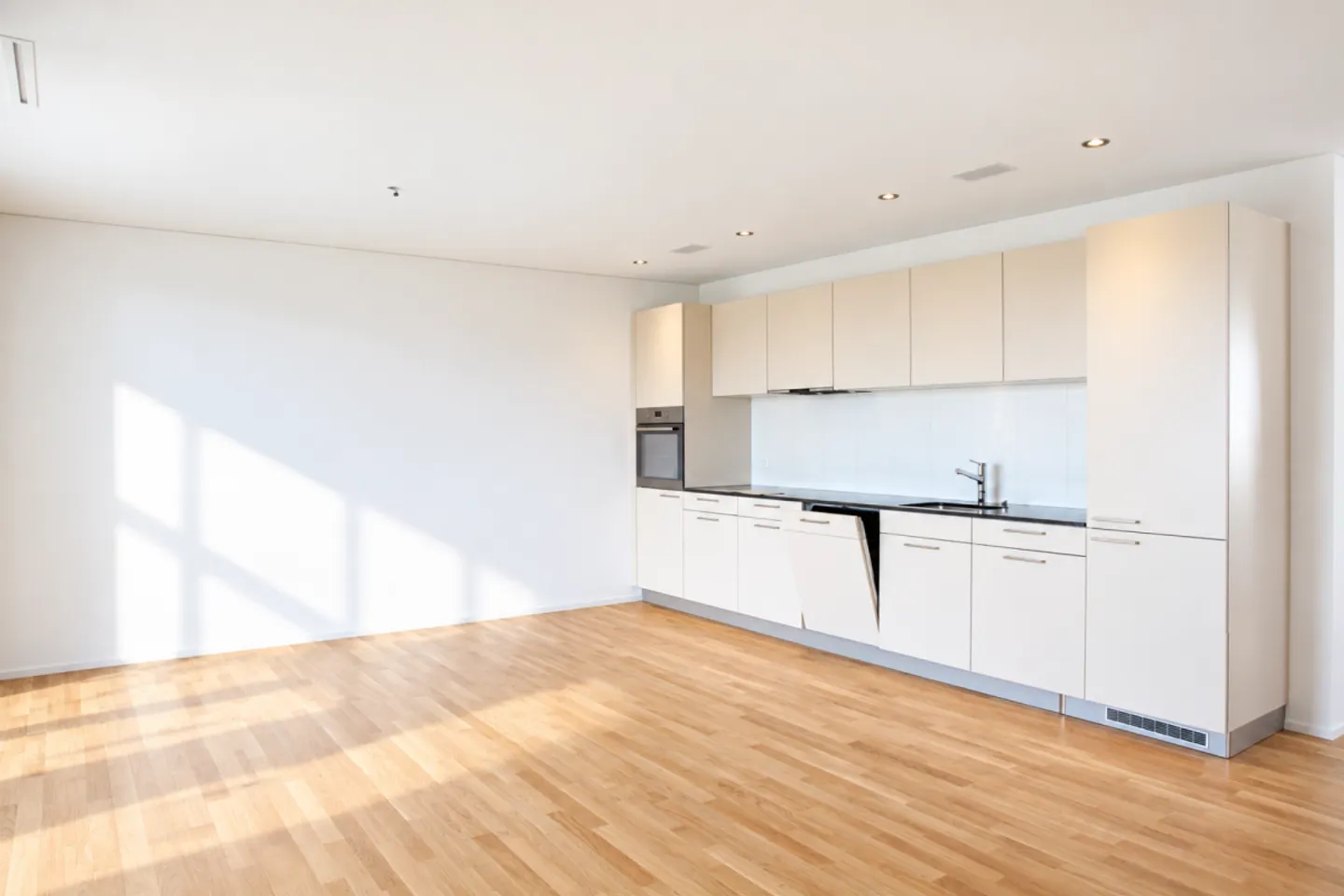 Helle und Moderne 3.5 Zimmer-Wohnung mit 2 Balkonen! - Foto 3 von 13