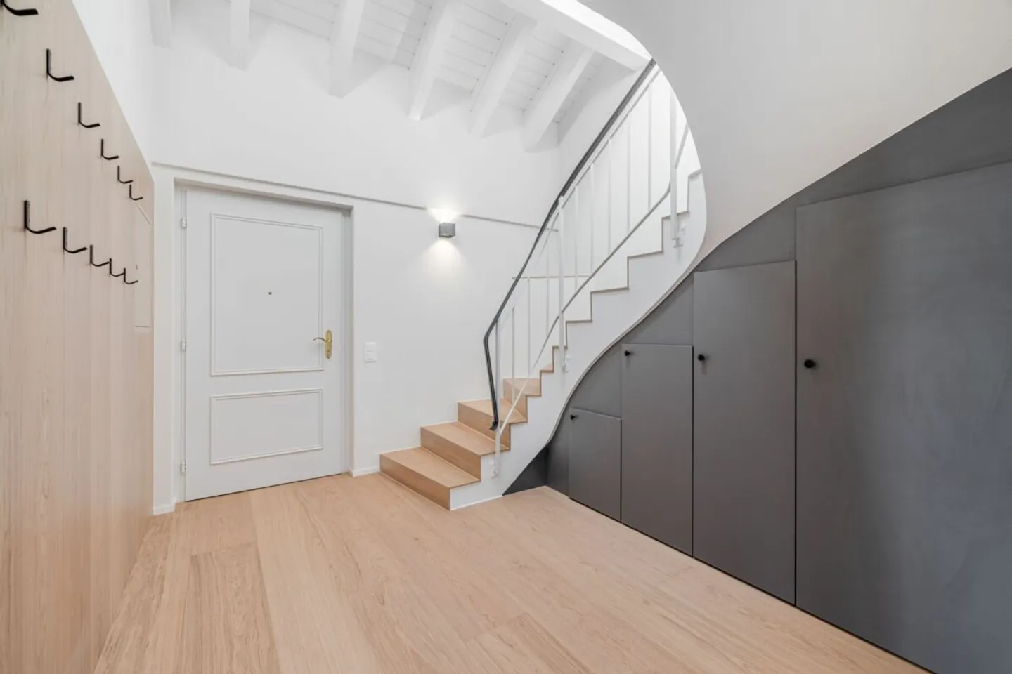 Exclusive, modern and with breathtaking views of the Säntis: 6.5-room maisonette attic dream with private roof terrace - Photo 3 of 13