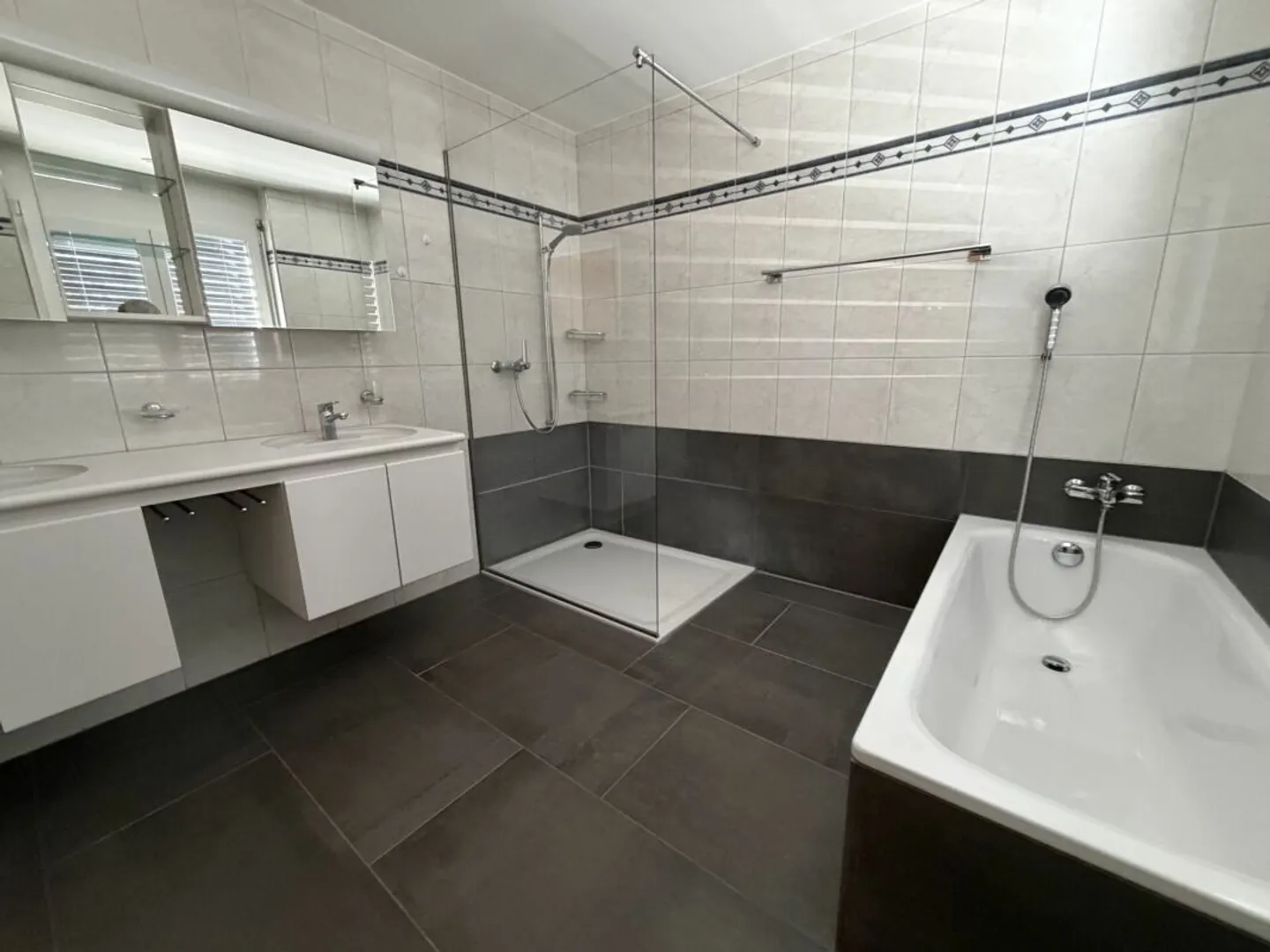 5.5-room penthouse apartment in the center yet in a quiet location with plenty of privacy 126 m2 net living area, more than 100 m2 terrace - Photo 9 of 12