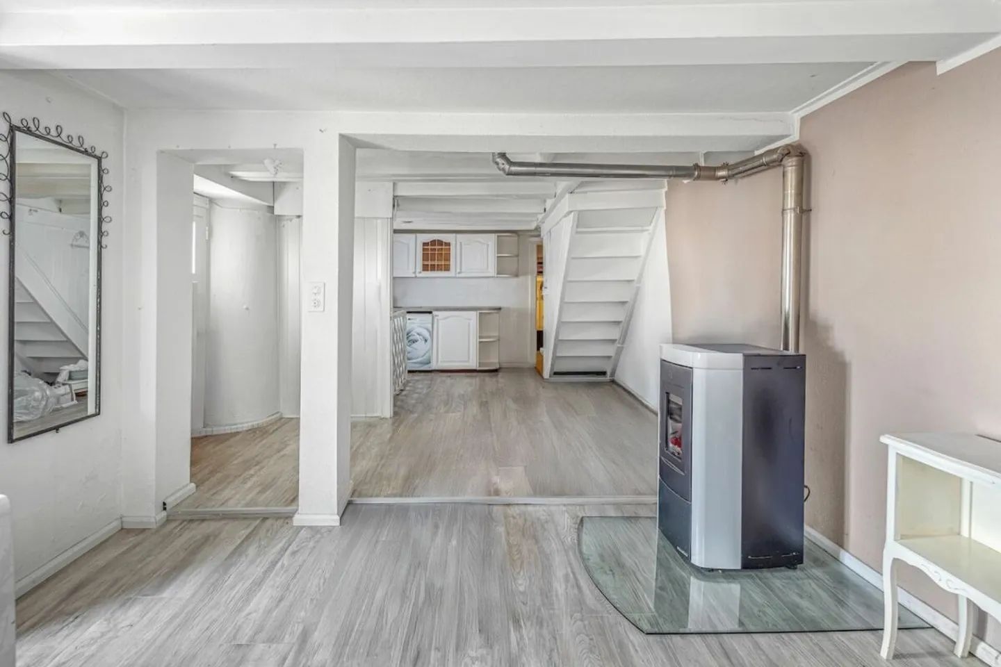 SINGLE-FAMILY HOUSE WITH POTENTIAL - Photo 5 of 12